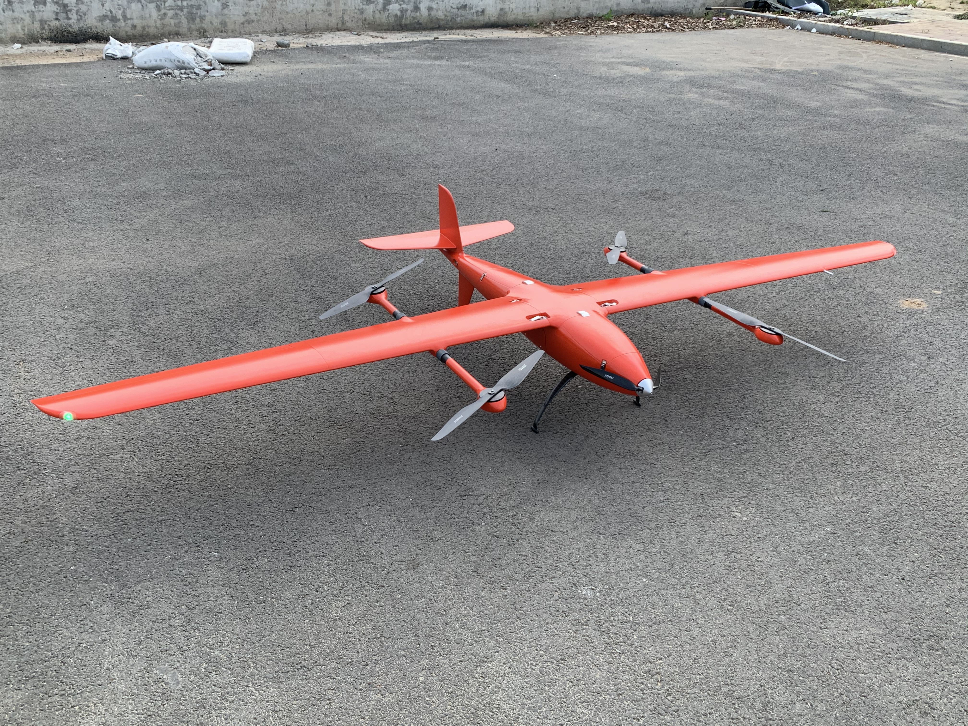 大飛機(jī)航攝(左)<a href='http://baobaoonline.cn/typearticle/330-1.html' target='_blank' title='無(wú)人機(jī)航攝'><strong>無(wú)人機(jī)航攝</strong></a>(右)